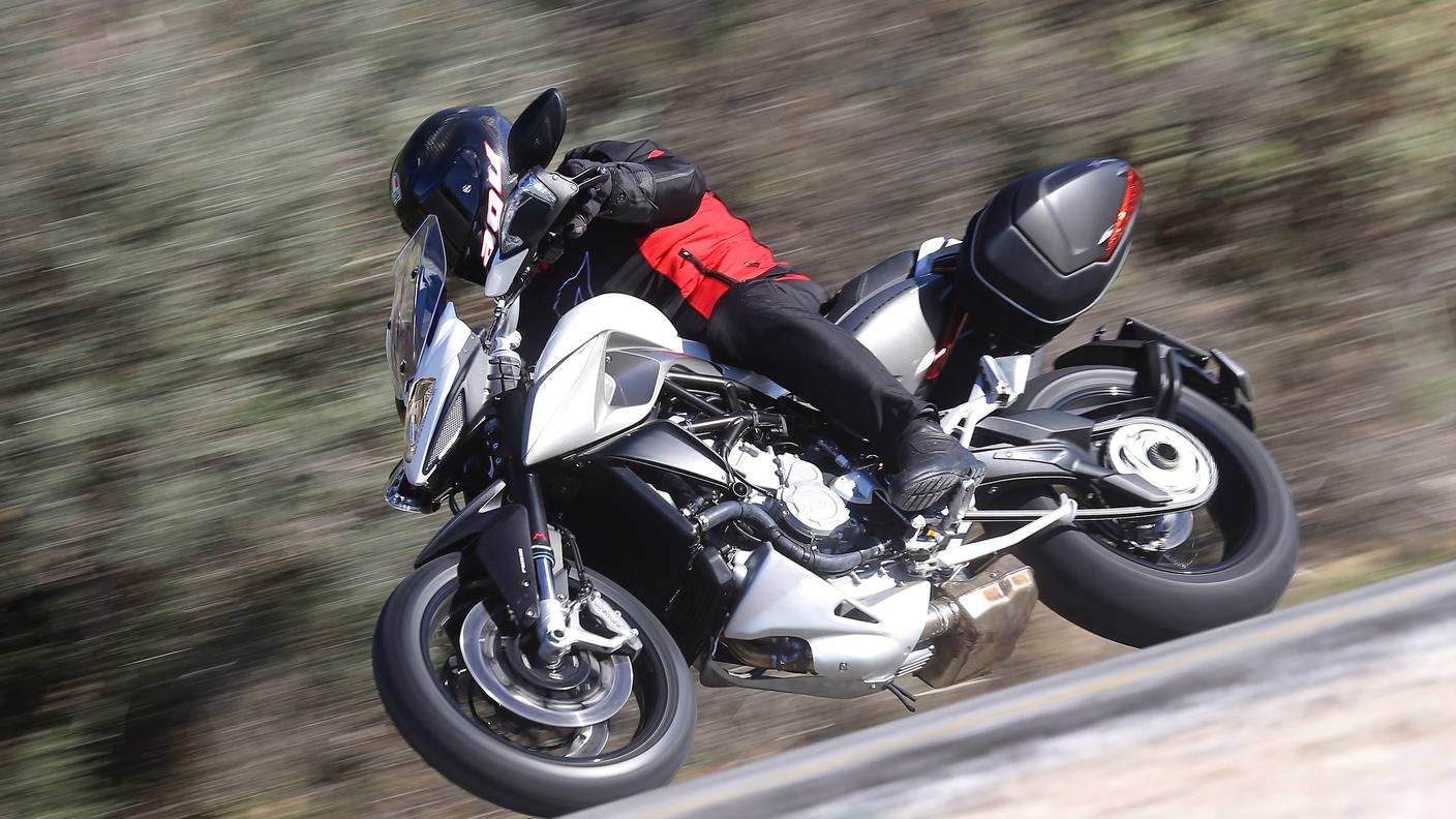 Il lato sinistro della Stradale 800