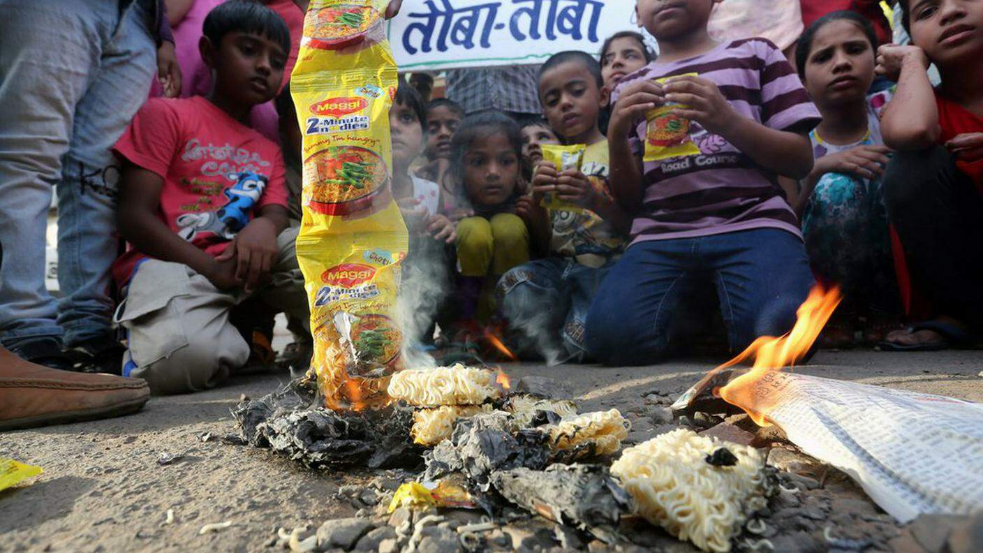 I vermicelli contaminati sono anche stati bruciati per protesta