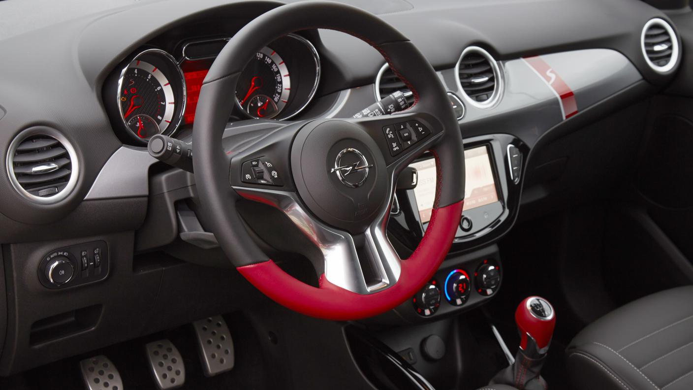 Il posto guida molto sportivo della piccola Opel Adam S