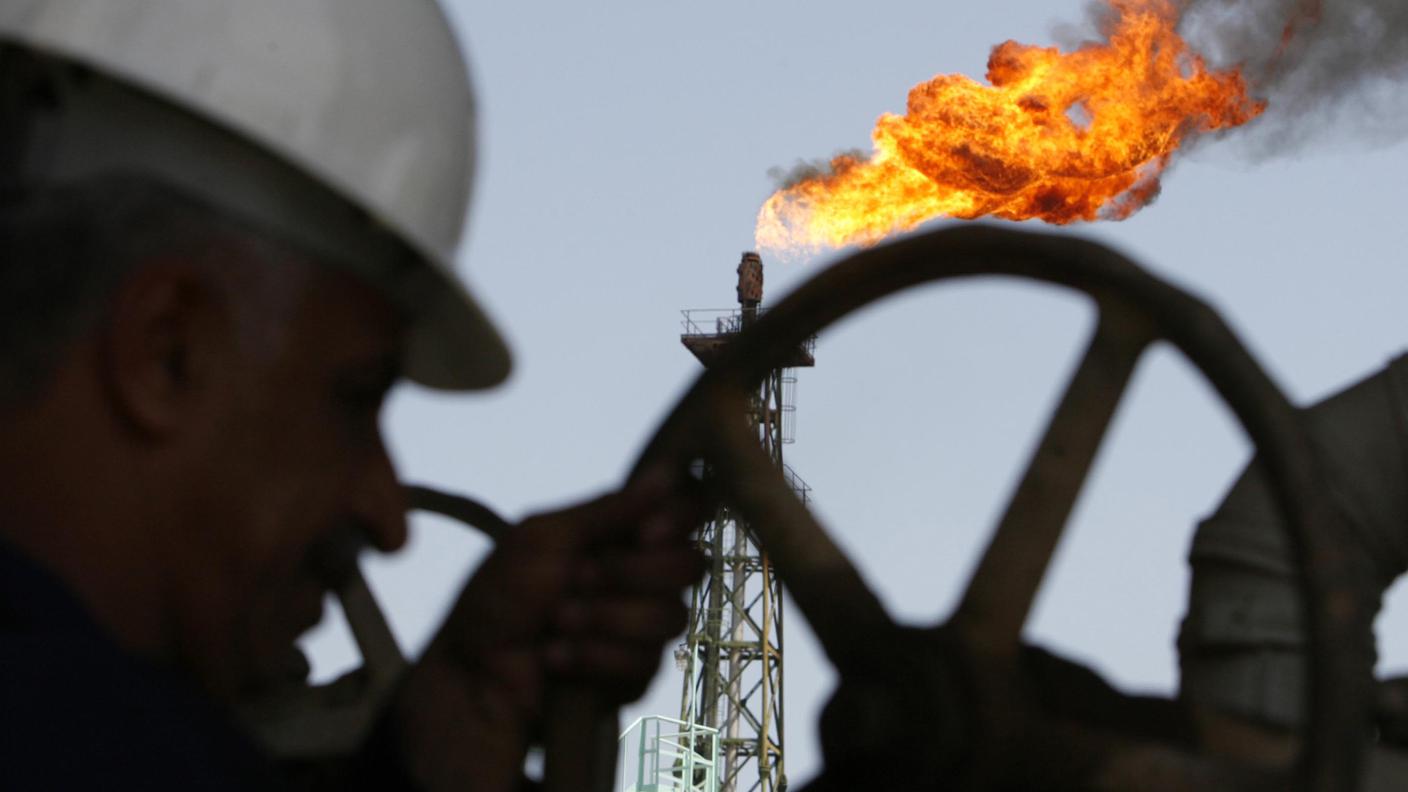 Il prezzo del petrolio scende e le aziende prevedono tagli nel settore
