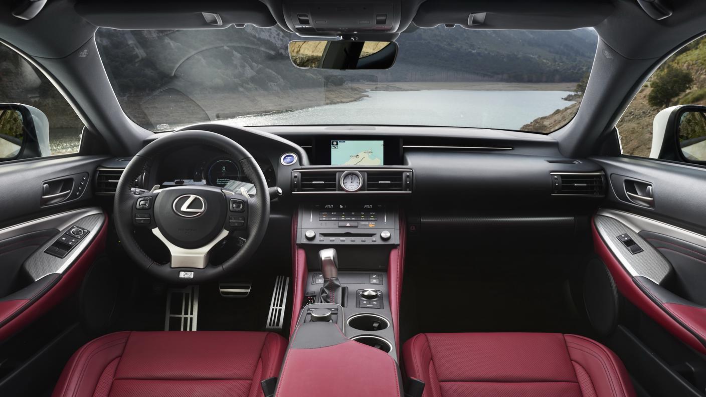 I lussuosi interni della Lexus RC 300h