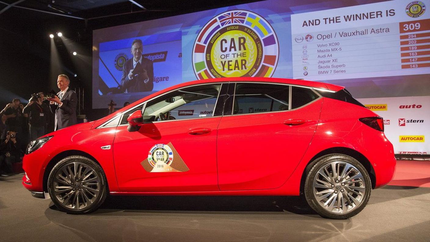 Primo atto ufficiale del Salone: l'elezione dell'Opel Astra come Auto dell'anno 2016.