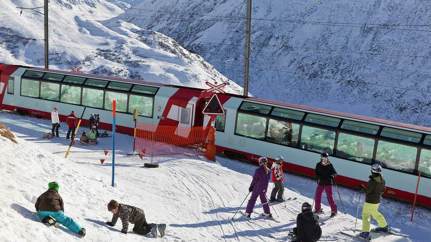 Il Glacier Express mentre transita nel comprensorio sciistico dell'Oberalp al Naetschen-Guetsch