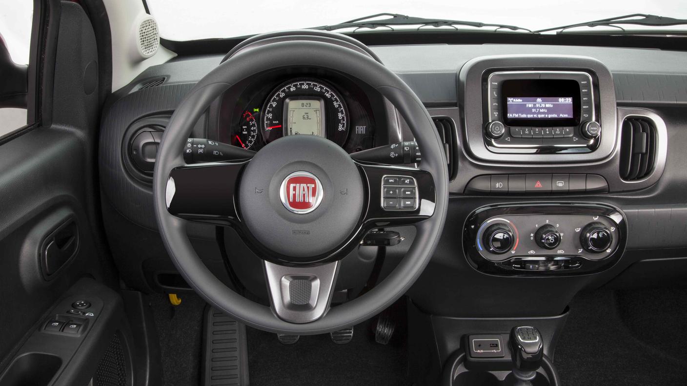 Il posto guida originale quanto razionale dell'utilitaria lanciata da Fiat
