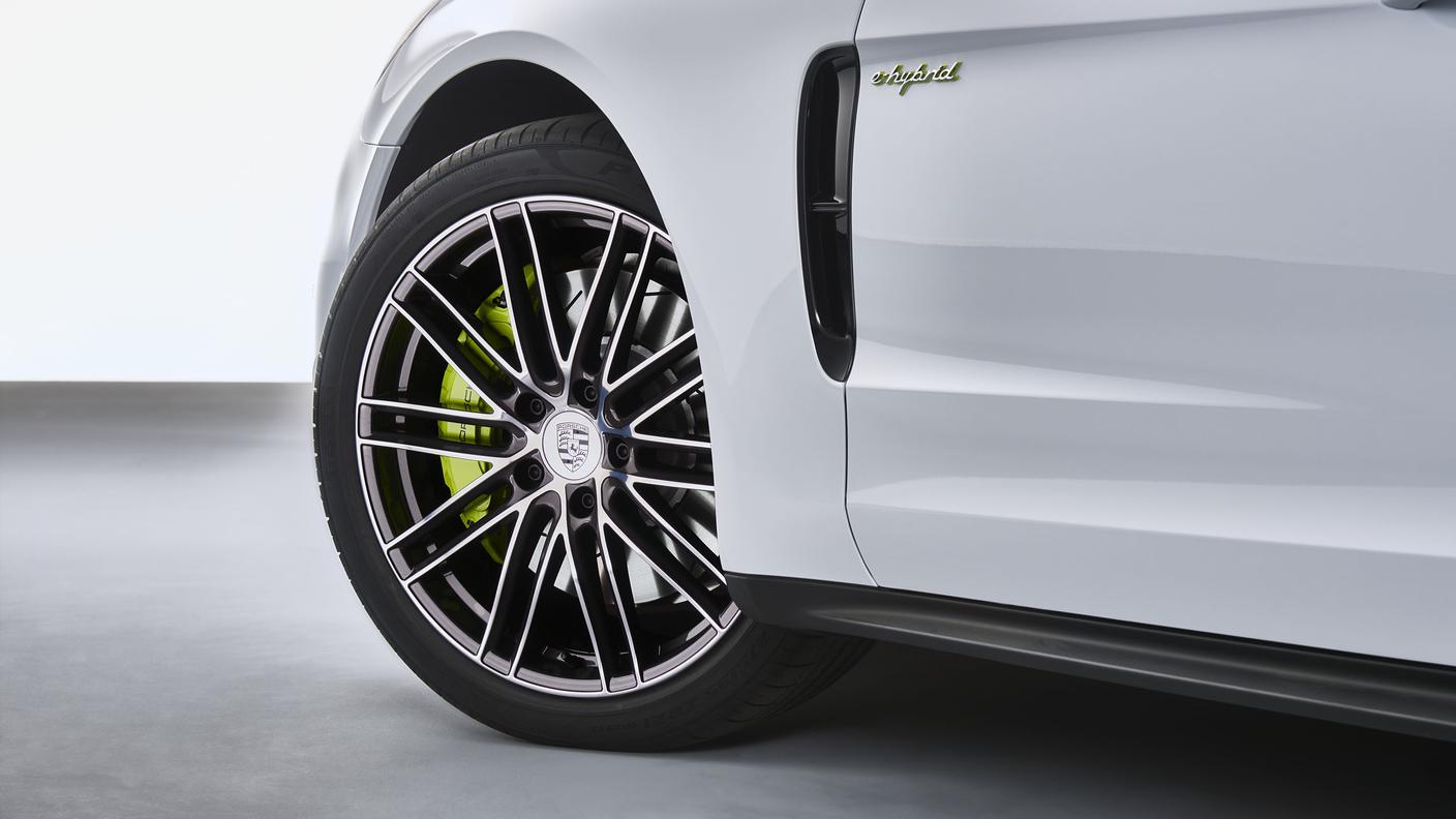 Tra le novità assolute figura pure la Porsche Panamera e-hybrid nuova generazione