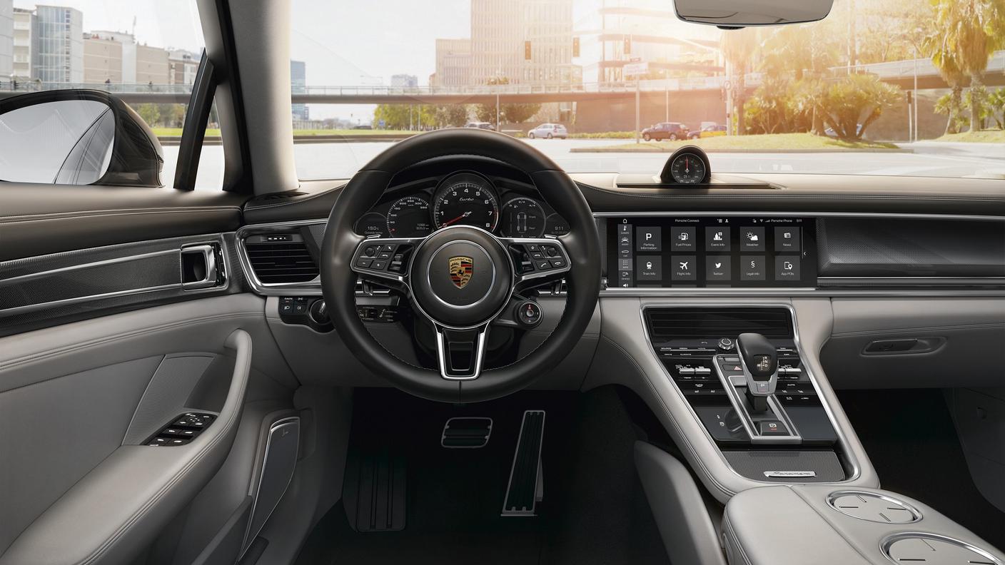 Il posto guida moderno e raffinato della nuova limousine di Porsche