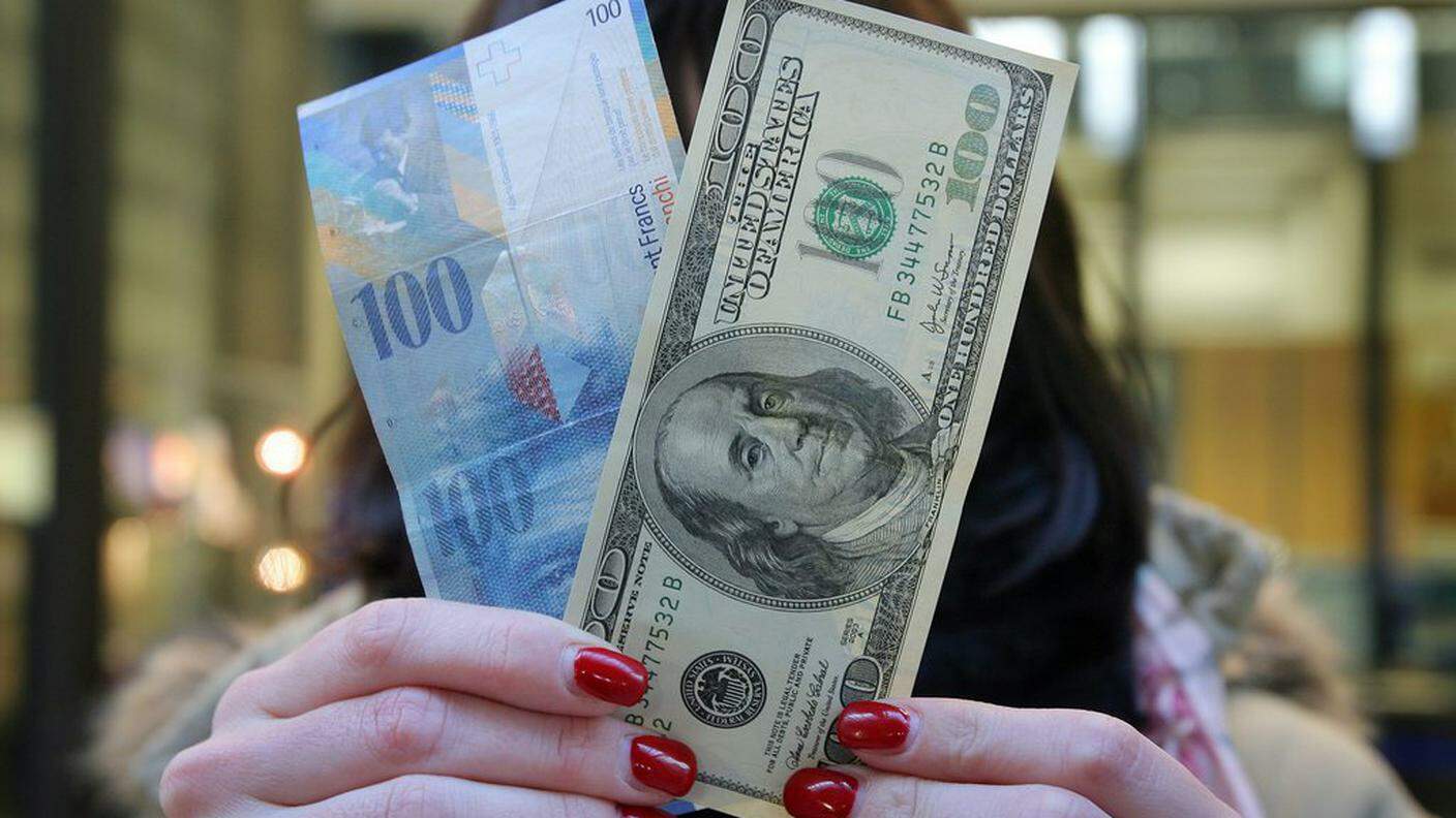 Il dollaro è sceso a 0,9551 rispetto al franco svizzero