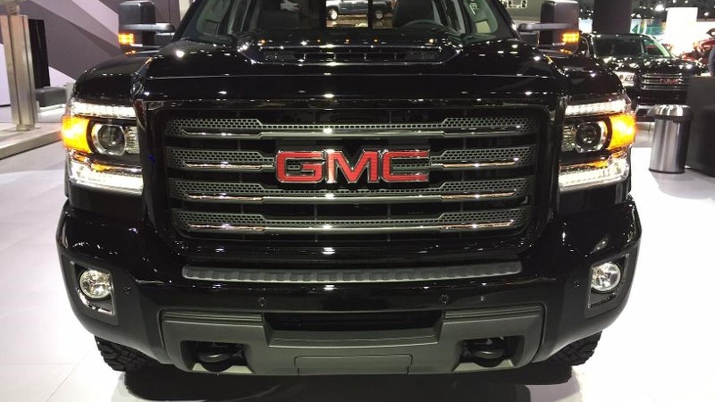 L'imponente muso del pick-up GMC Sierra, tipico prodotto yankee