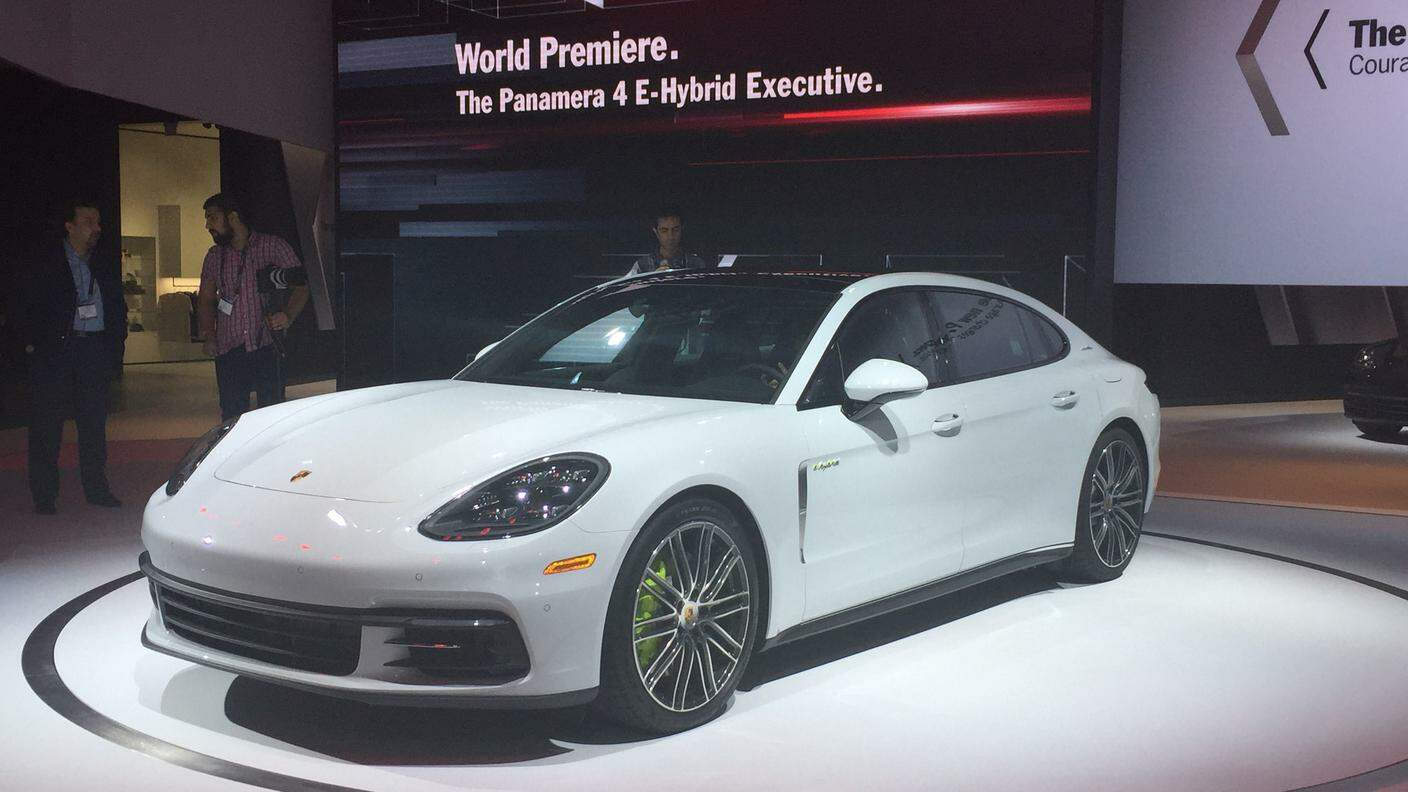 Prima mondiale per la Porsche Panamera e-hybrid a passo lungo