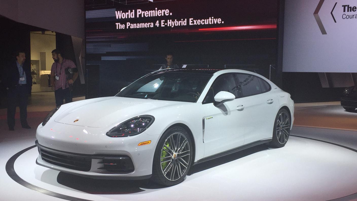 Prima mondiale per la Porsche Panamera e-hybrid a passo lungo