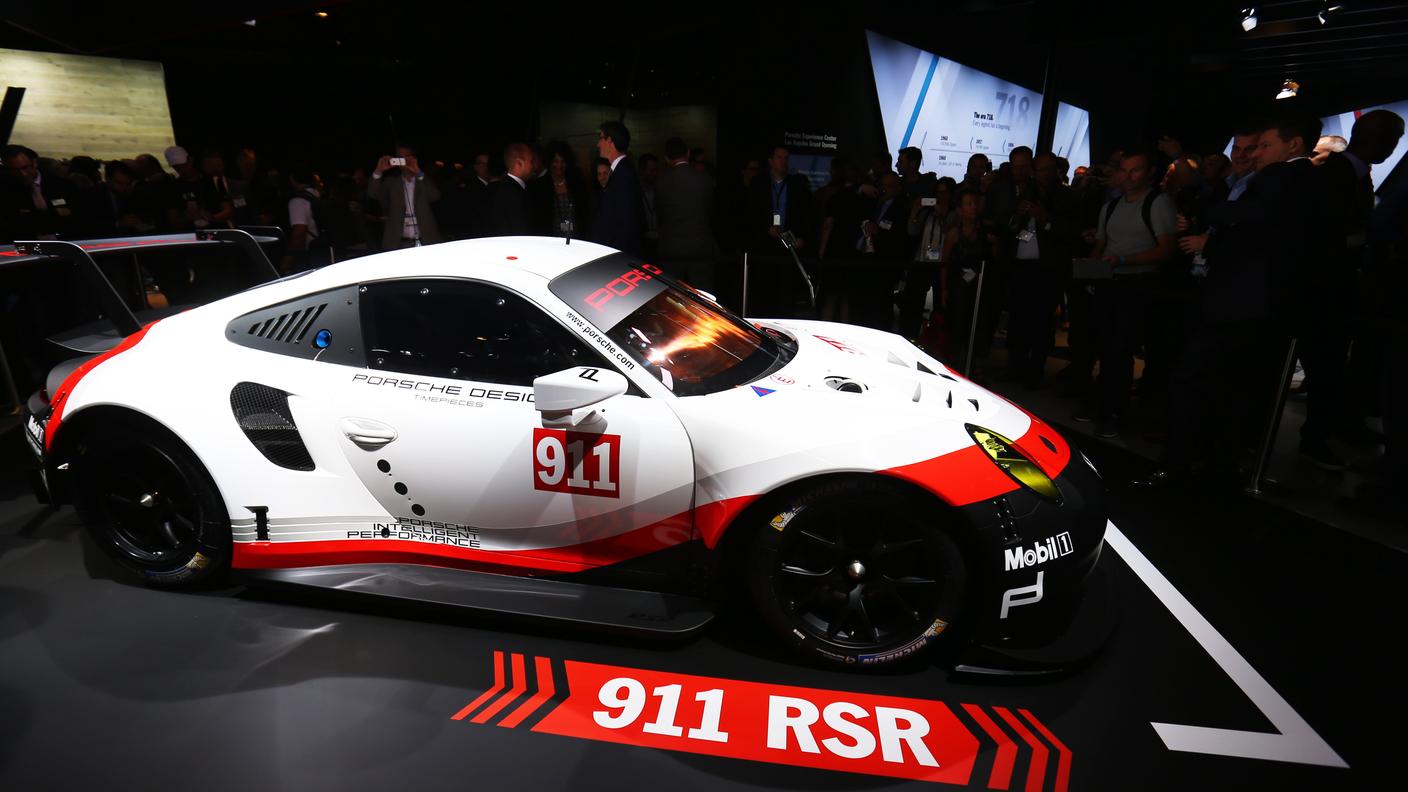 L'inedita Porsche 911 RSR ha esordito al Los Angeles Auto Show 2016