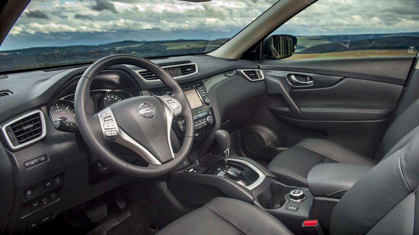 Il posto guida comodo e completo del nuovo X-trail 2,0 dCi Xtronic