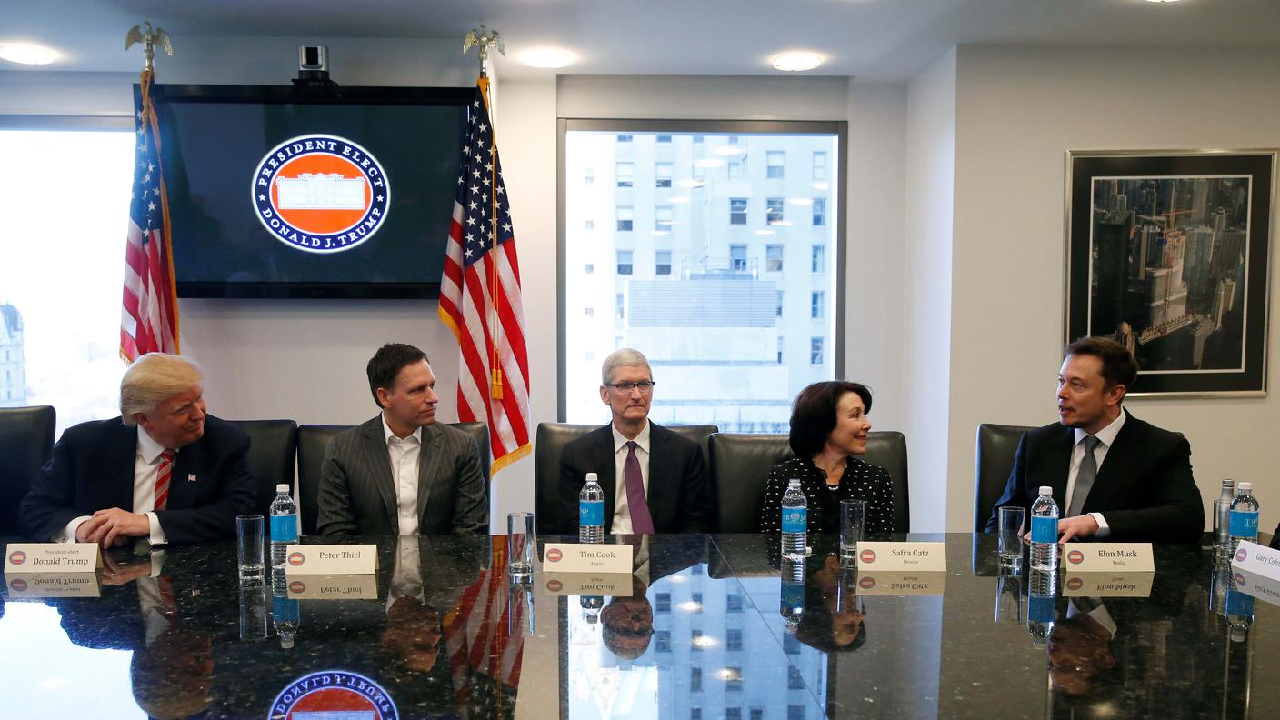 Donald Trump ascolta il boss di Tesla, Elon Musk, mercoledì a New York