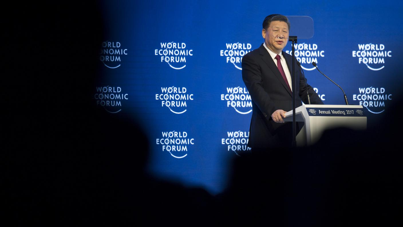 Xi Jinping di fronte agli altri potenti riuniti a Davos