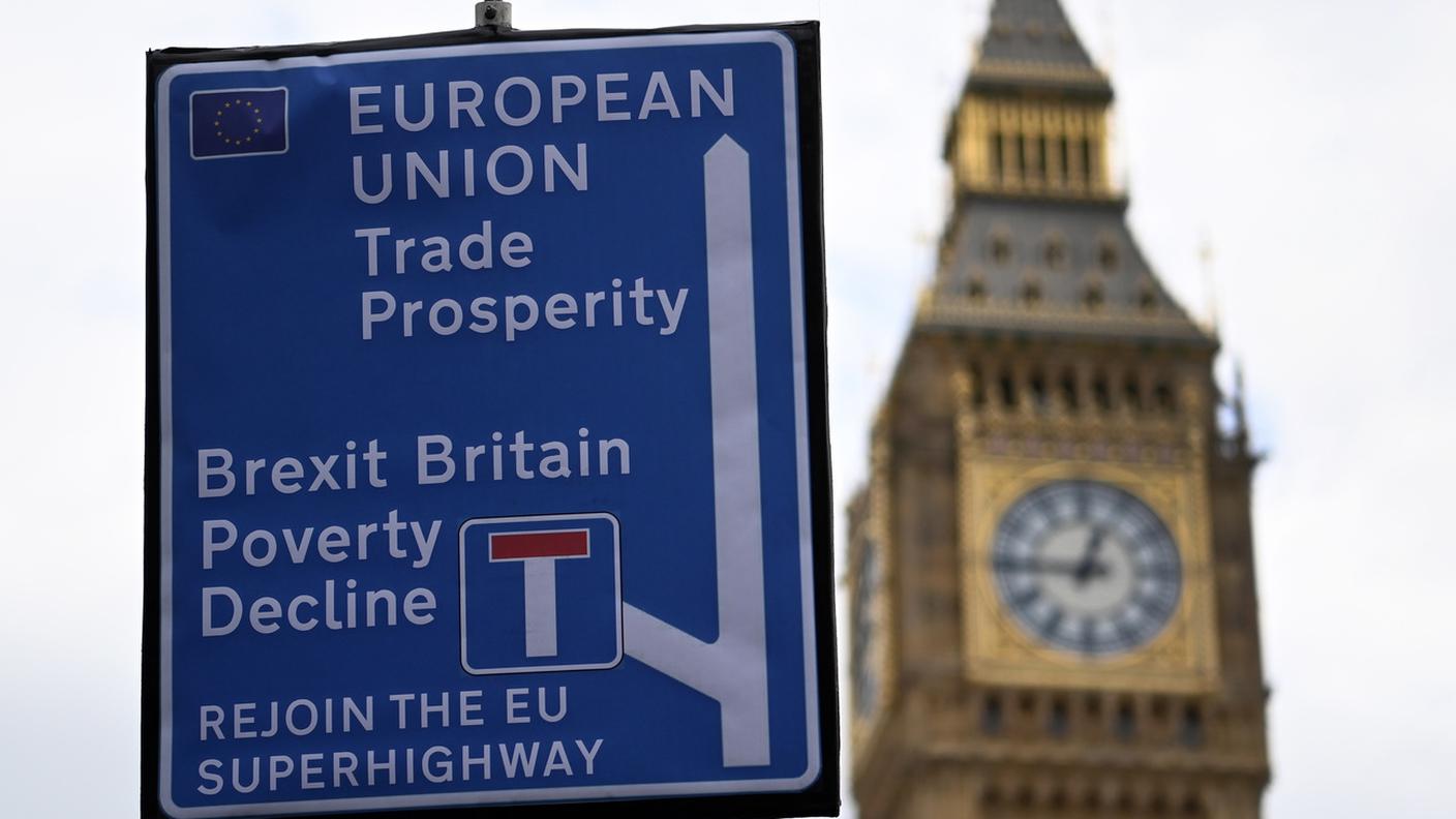 Colpa anche della Brexit, come suggerisce questo cartello esposto durante una manifestazione in febbraio a Londra