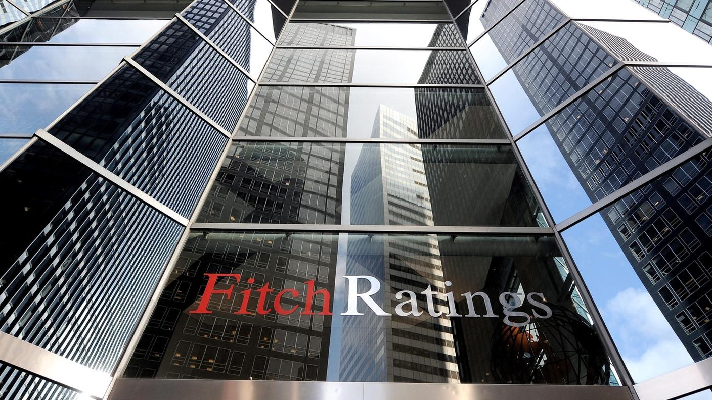 "Il downgrade riflette l'atteso deterioramento di bilancio nei prossimi tre anni": così dice Fitch
