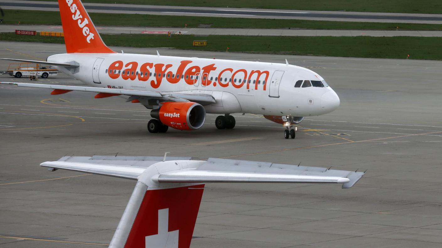 Un aereo EasyJet vicino ad un velivolo Swiss sulla pista di Ginevra-Cointrin