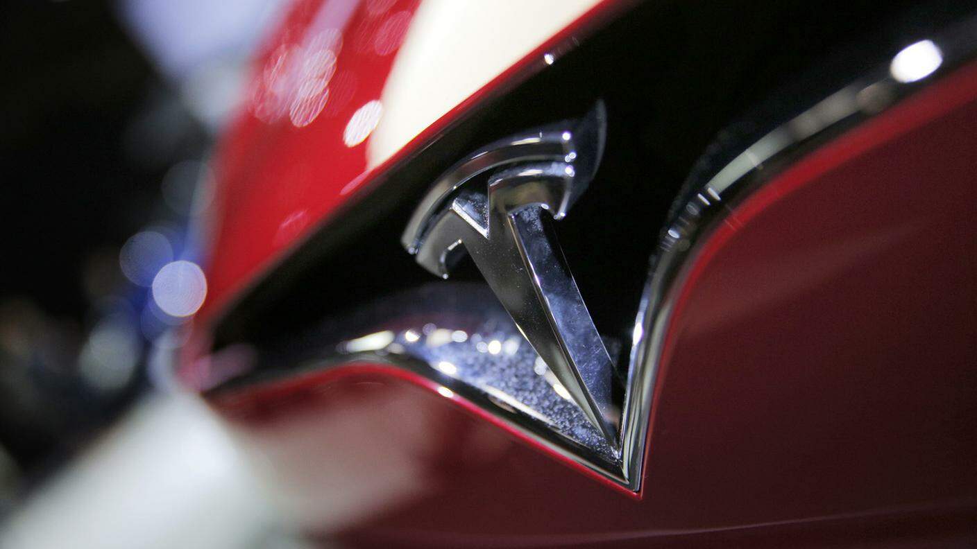 Tesla, secondo trimestre in perdita ma annuncia l'arrivo di un nuovo modello