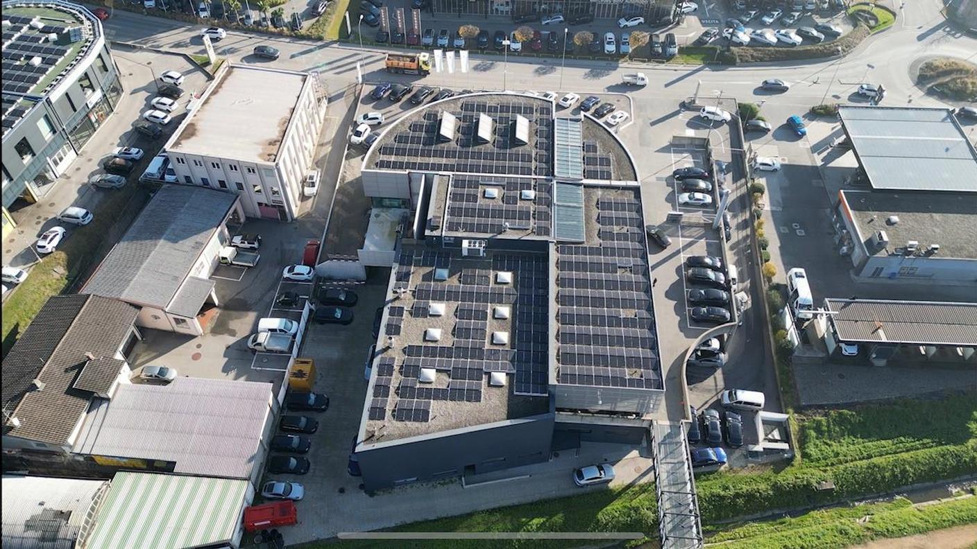 Un impianto fotovoltaico è sul tetto del Centro Porsche di Lugano-Noranco