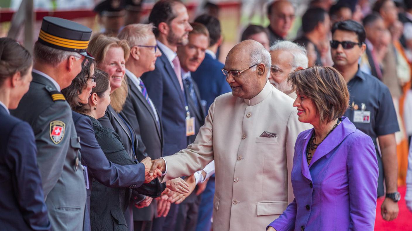 Doris Leuthard presenta al presidente indiano Ram Nath Kovind i membri della delegazione svizzera
