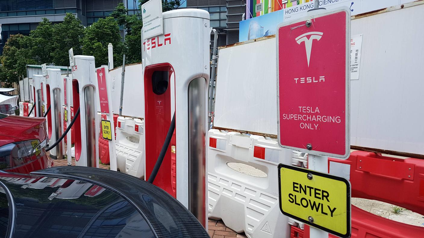 Frena lo slancio commerciale di Tesla che fa pure un tonfo in Borsa