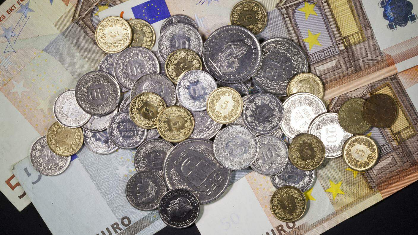 Il franco svizzero scende ancora contro l'euro