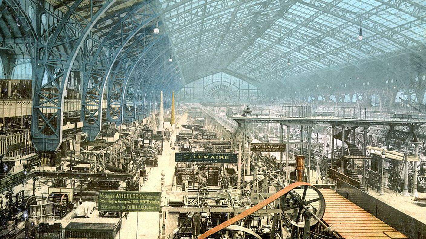 La galleria delle macchine all'Esposizione universale di Parigi del 1900