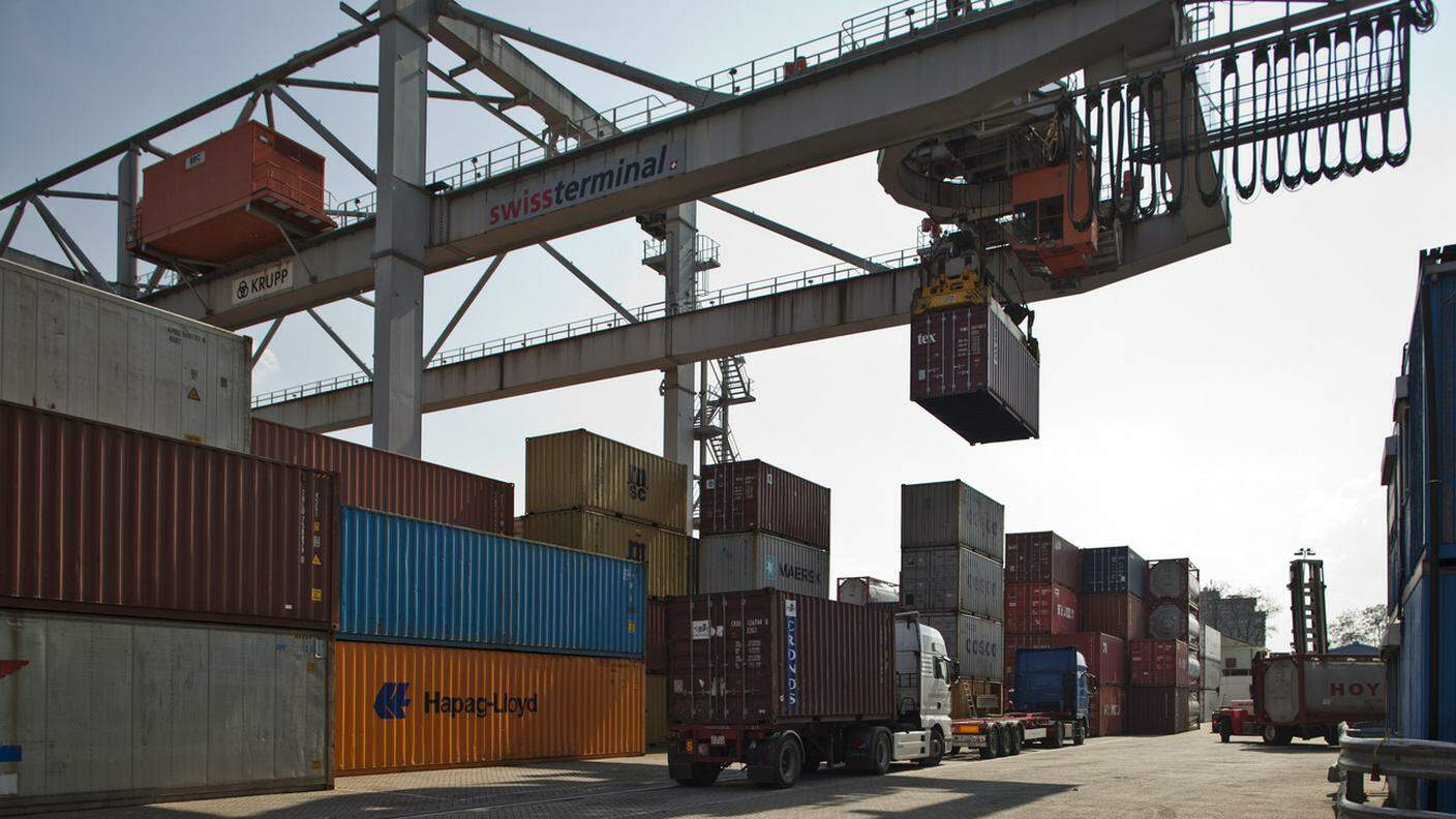 Ferve l'attività nel porto di Basilea, dove i contenitori carichi di merci svizzere partono per l'estero