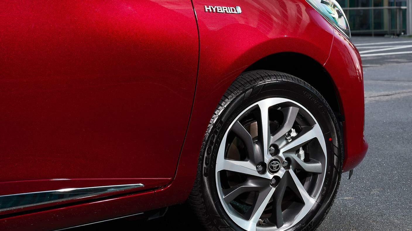 Toyota vuole avere metà produzione formata entro il 2030 da auto "clean" come Yaris Hybrid