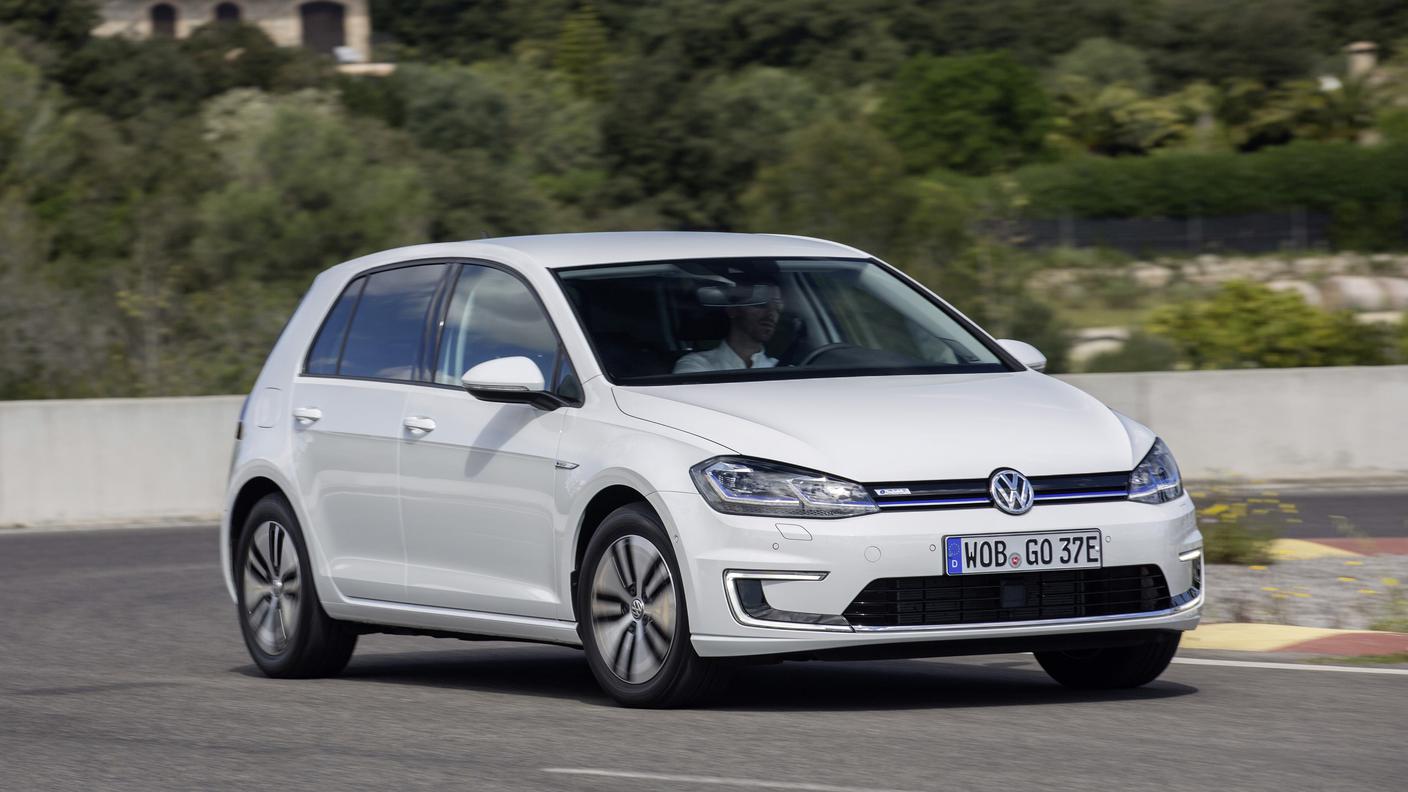 Le auto elettriche, come l'e-Golf di Volkswagen, sono aumentate del 44,9% nel 2017