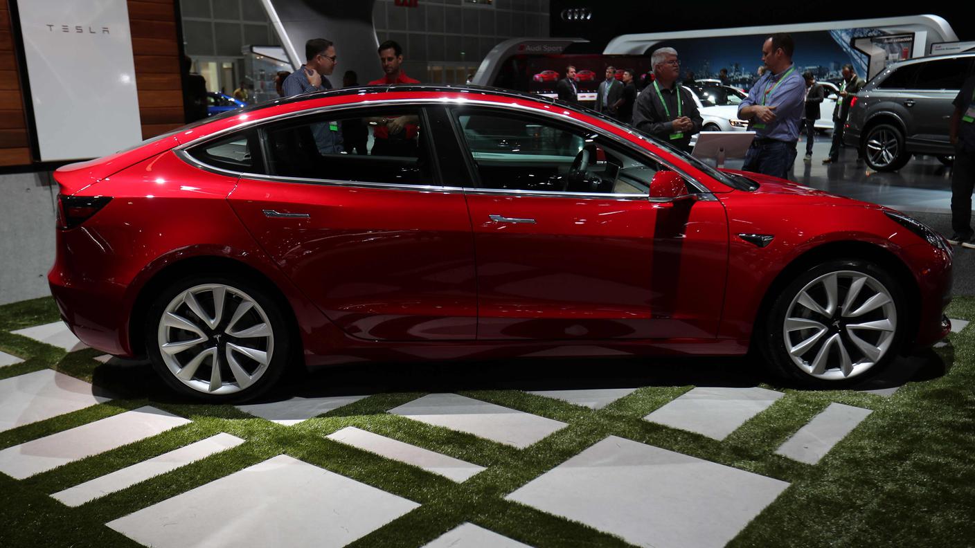 Una Tesla Model 3 esposta al Los Angeles Motor Show, lo scorso dicembre