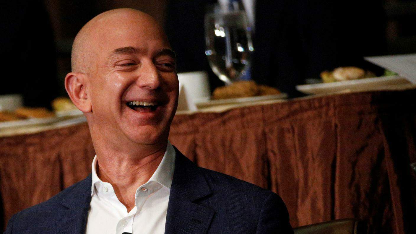 Jeff Bezos ridacchia allegro sapendo che è decisamente l'uomo più ricco al mondo