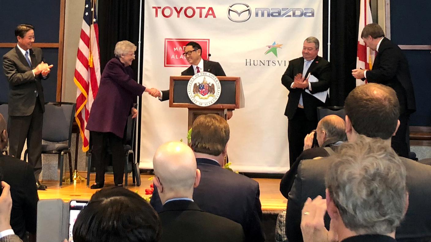 Strette di mano e applausi tra dirigenti Toyota, Mazda e vertici governativi dell'Alabama