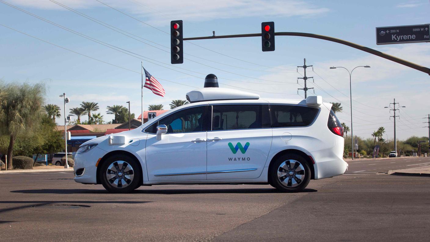 Un minivan Chrysler Pacifica di Waymo durante un test su strada