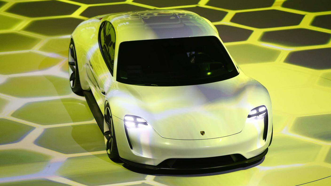 La Porsche Mission E elettrica, presentata al Salone di Francoforte nel 2015
