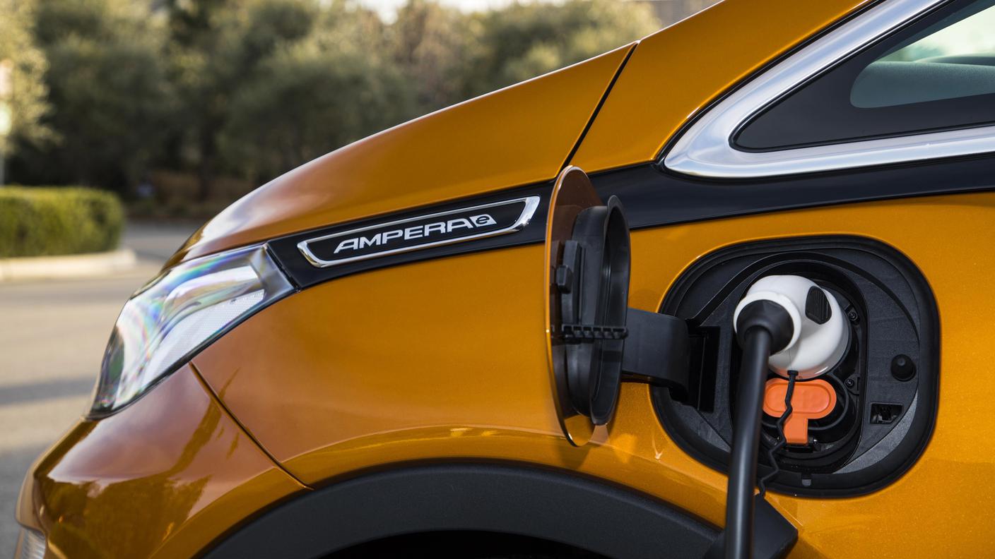 Le Baleari diventeranno a breve un paradiso per le auto elettriche, come l'Opel Ampera-e