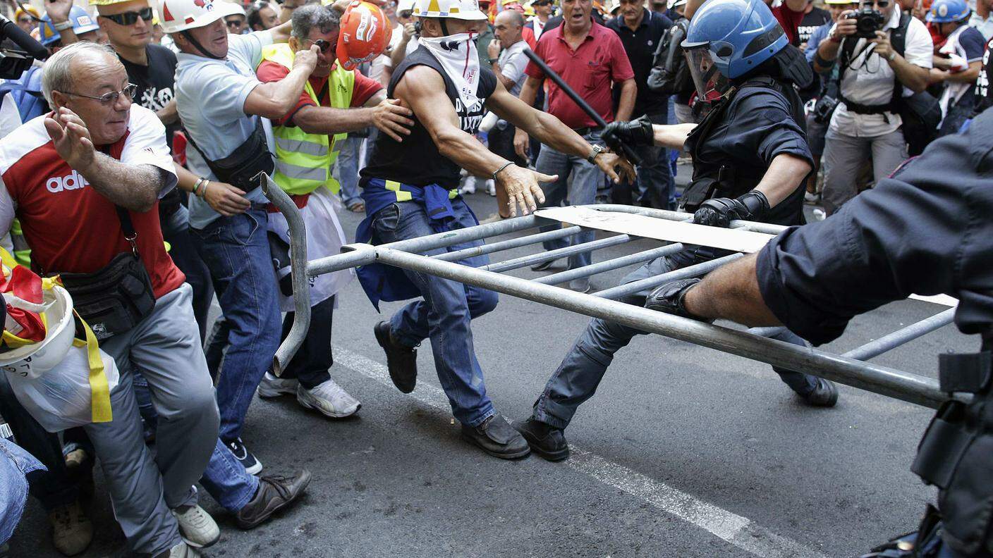 Gli scontri tra operai della fabbrica di Portovesme e poliziotti a Roma nel settembre 2012