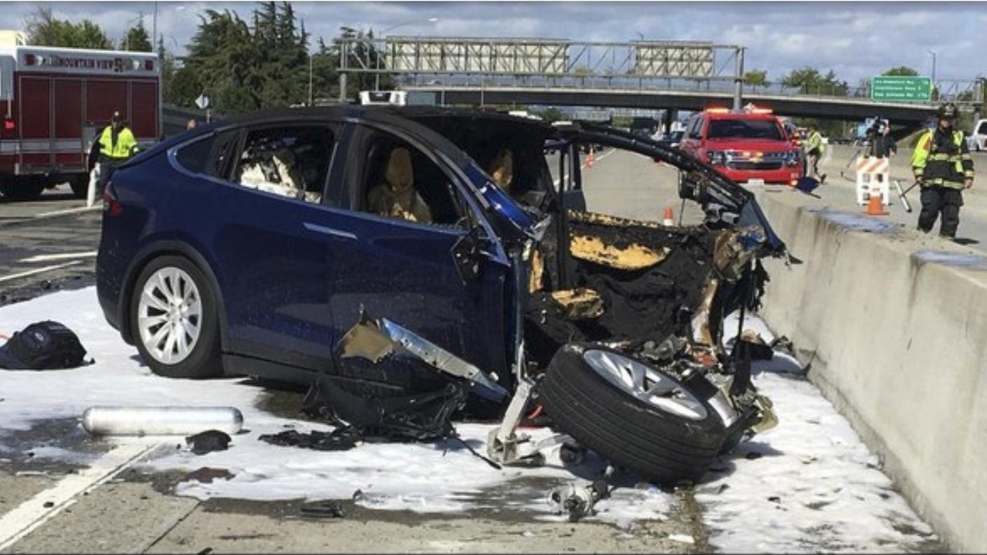 Il SUV elettrico Model X, incendiatosi il 23 marzo dopo uno scontro costato la vita al conducente