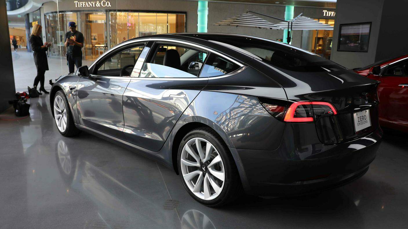 È in stand-by la produzione di Tesla Model 3 nelle fabbriche della marca americana