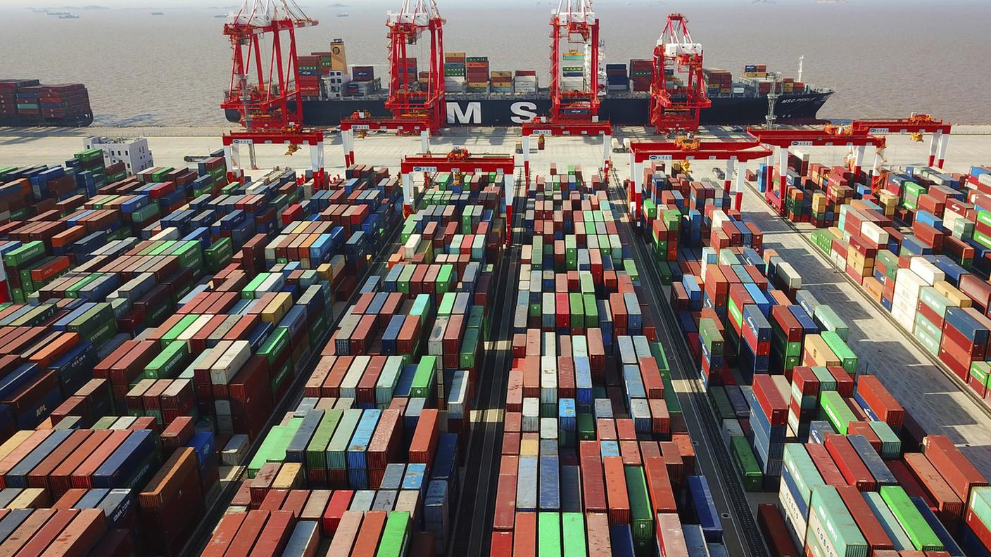 Navi e container nel porto di Shanghai