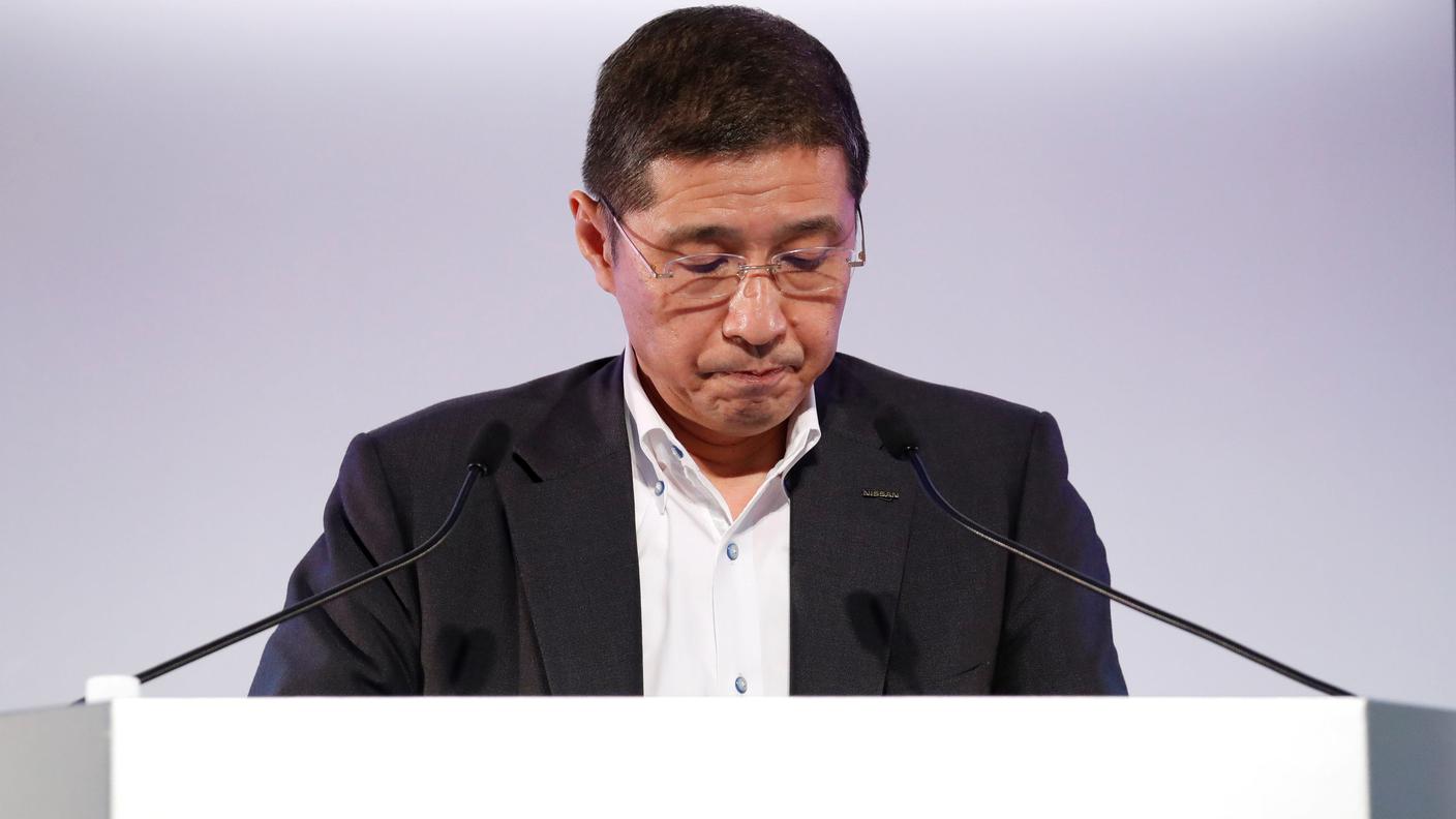 Il CEO di Nissan Hiroto Saikawa mentre annuncia i tagli previsti nell'azienda