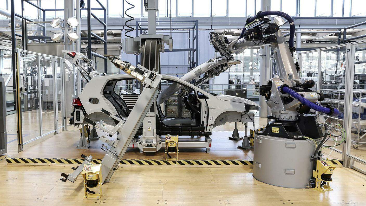 La produzione robotizzata di una e-Golf nell'originale fabbrica vetrata a Dresda
