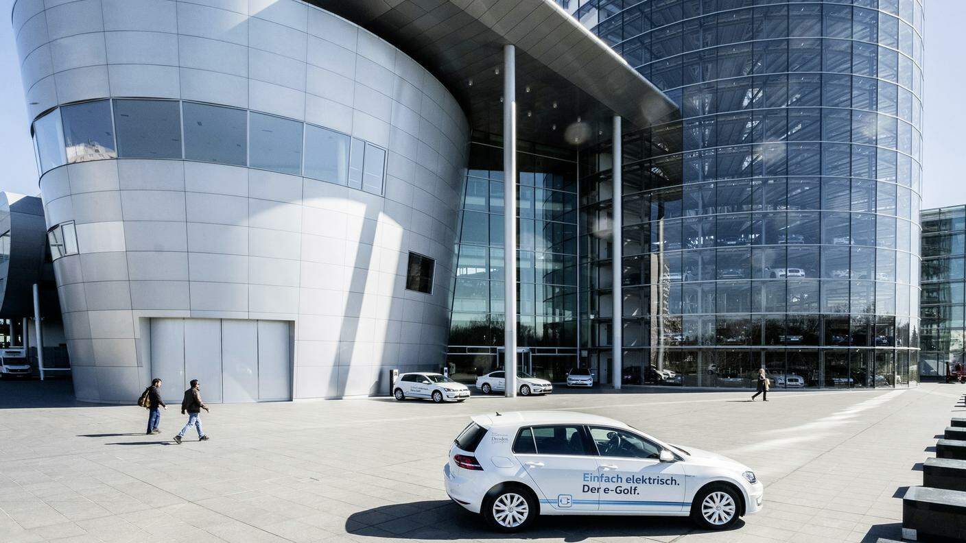 La Gläserne Manufaktur è una pietra miliare nella strategia Volkswagen per la e-mobility