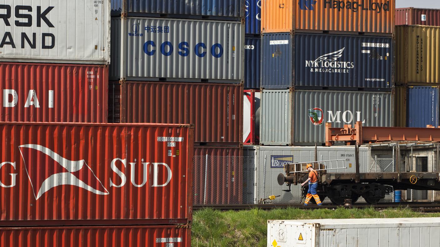 Container in attesa di partire al porto di Basilea
