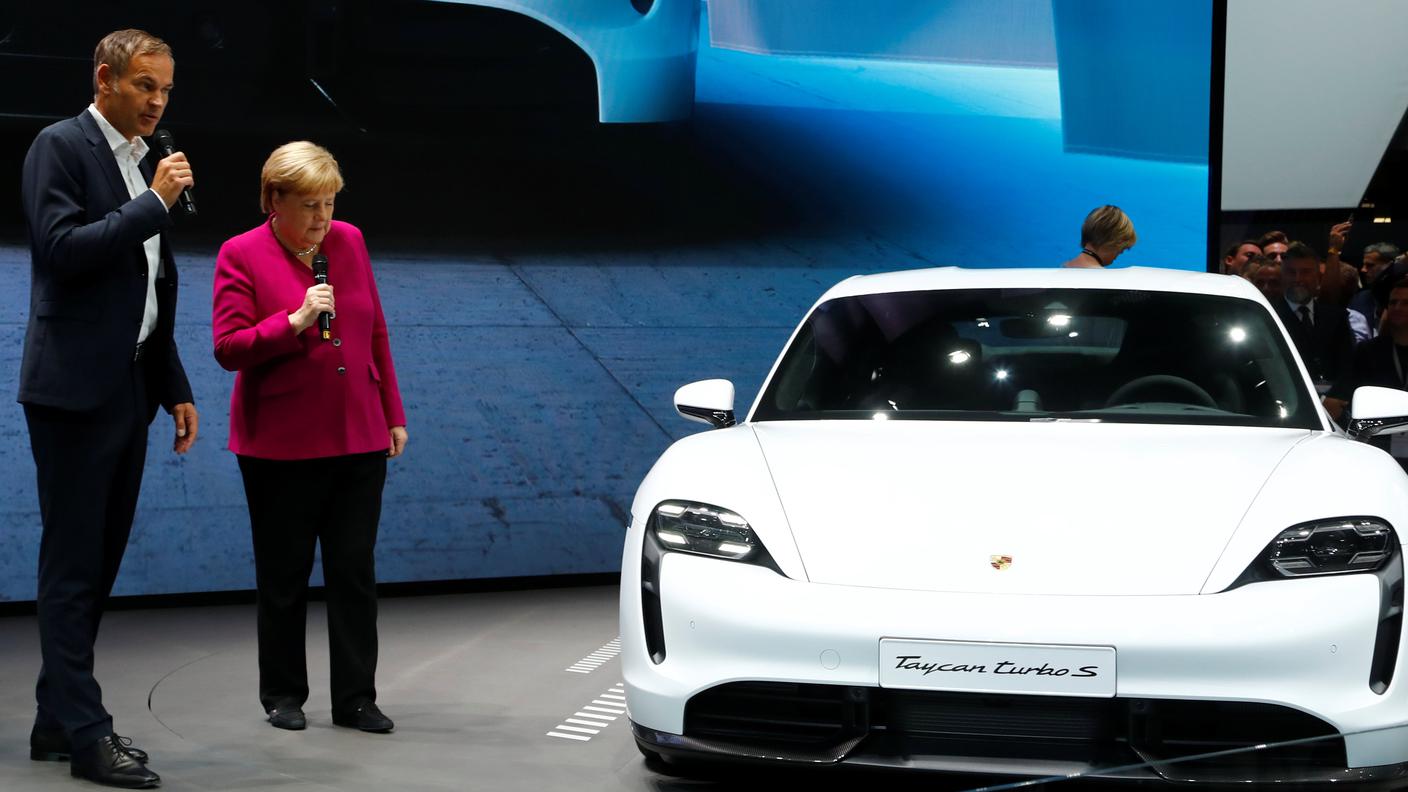 La cancelliera Angela Merkel ammira la nuova Porsche Taycan Turbo S elettrica