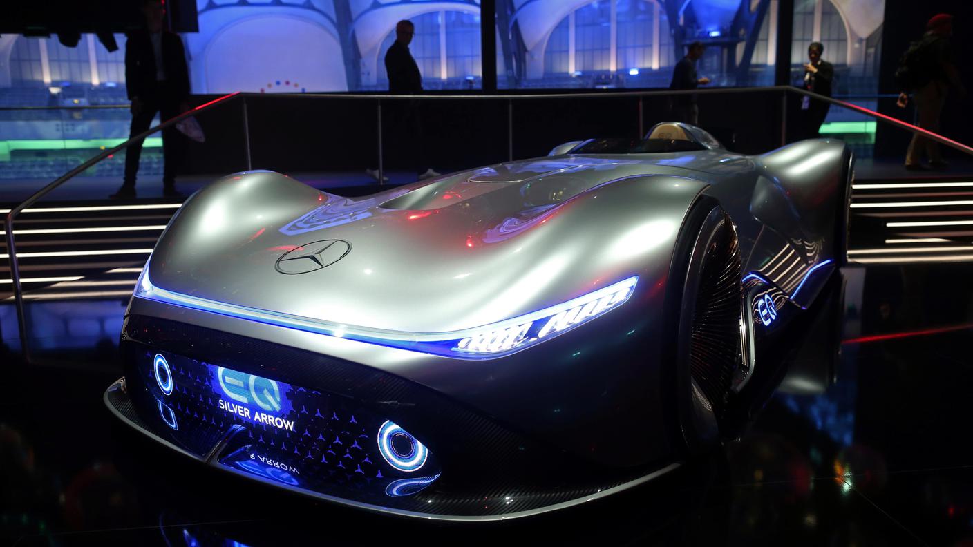 Il prototipo Mercedes-Benz EQ Silver Arrow in bella mostra sullo stand del marchio tedesco