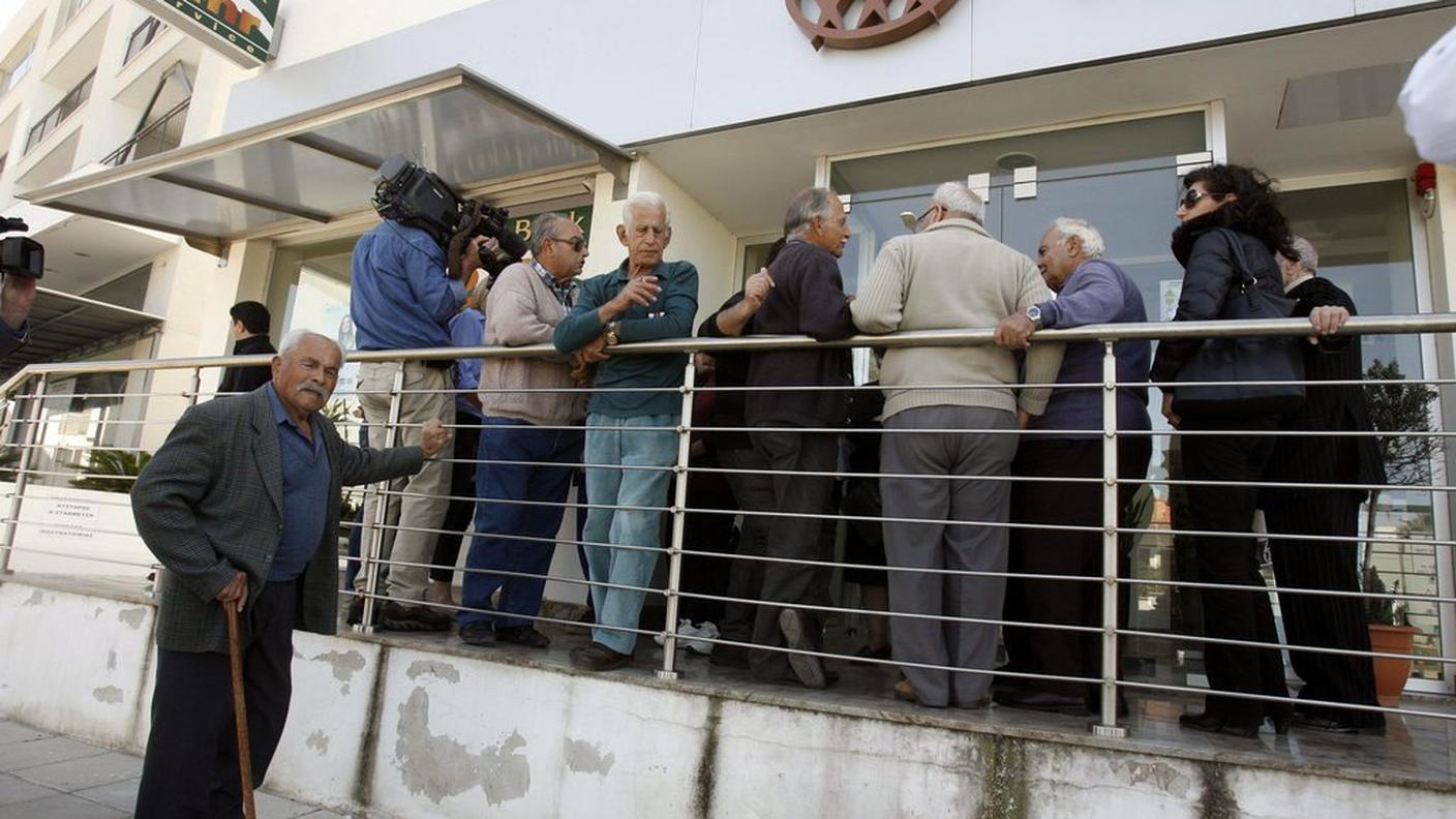 Cipro fila davanti alla banca 28.03.2013 ky.JPG