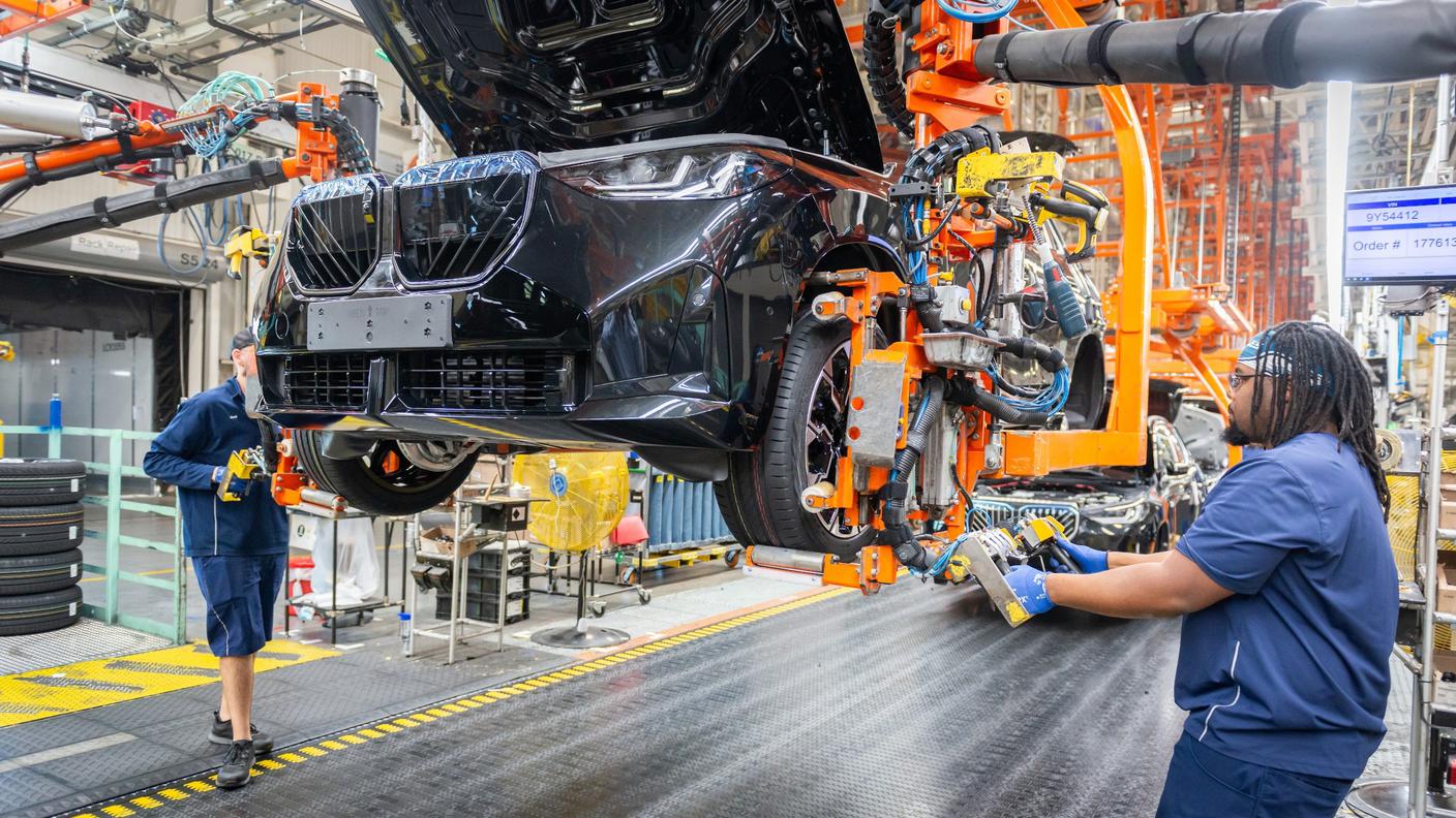 Operai al lavoro nella fabbrica americana della BMW a Spartanburg