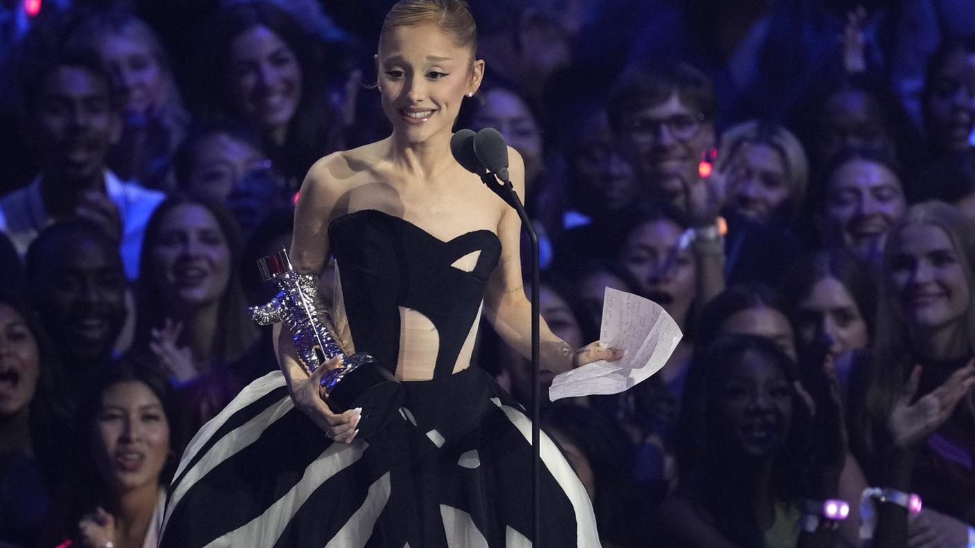 Ariana Grande riceve un riconoscimento agli MTV Music Awards