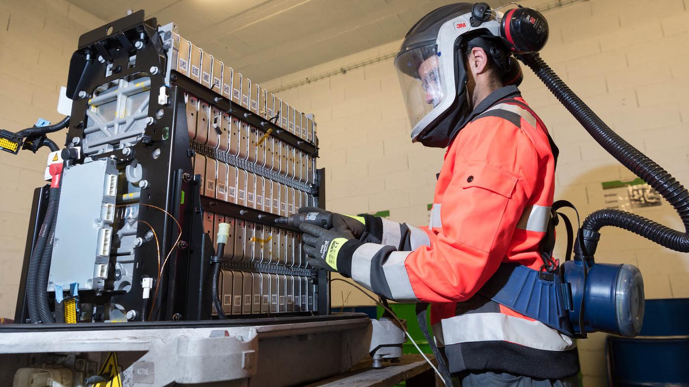 Lo smantellamento di una batteria esausta che alimentava un'auto elettrica